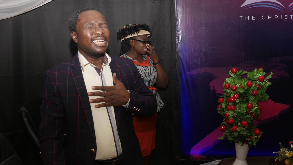 TheChristEmpire's tweet photo. Sis Blessing ministering in worship🔥
Through soaking worship, we can quiet our hearts and minds, and allow God's Spirit to minister to us 🎶
#SoakInThePresence #WorshipTogether
#TheChristEmpire
#SuperSundayService
#ActivatingTheBlessing
#PBB
#FixingTheWorldWithTheWord https://t.co/JSFVeXYmz2