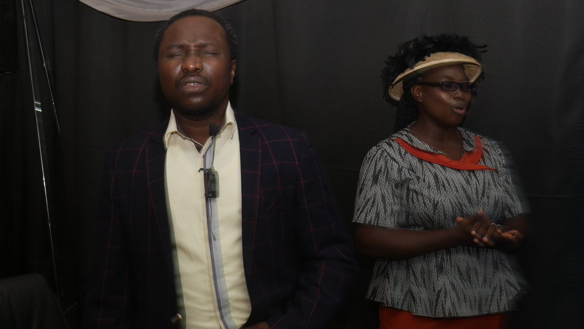 TheChristEmpire's tweet photo. Sis Blessing ministering in worship🔥
Through soaking worship, we can quiet our hearts and minds, and allow God's Spirit to minister to us 🎶
#SoakInThePresence #WorshipTogether
#TheChristEmpire
#SuperSundayService
#ActivatingTheBlessing
#PBB
#FixingTheWorldWithTheWord https://t.co/JSFVeXYmz2