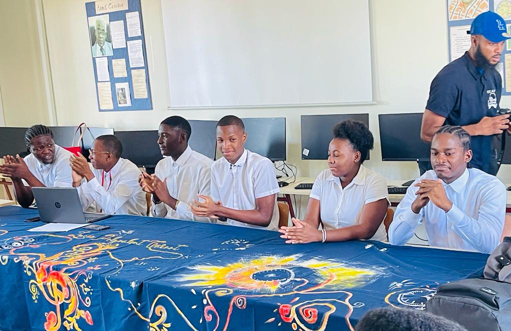 Un grand bravo aux élèves de Terminale commerce et vente qui, dans le cadre de leur chef d'œuvre ont mis en place un partenariat avec l'association #cleanmyisland un projet éducatif. Projet illustré par le nettoyage de la plage de Port louis