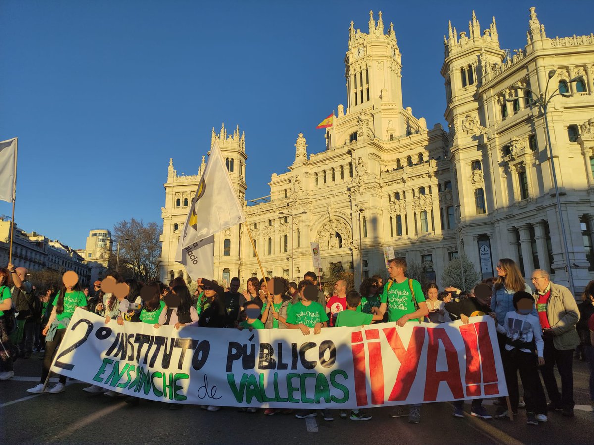 ampaloyola's tweet photo. Ayer, en la manifestación por la educación pública, reclamando nuestro instituto público 🙌🙌🙌🙌
.
.
.
.
.
#ceipsoloyolano 
#iespublicoya 
#ensanchedevallecas
#PorUnaEducaciónPública https://t.co/CRTmL0RIi8