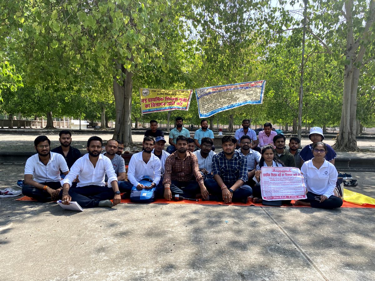 NeeteshDELED19's tweet photo. नई प्राथमिक शिक्षक भर्ती अनवरत धरने का चौथा दिन (4th day) साथियों आ जाओ ईको गार्डेन लखनऊ यदि शिक्षक भर्ती चाहिए और हमारी टीम का साथ दीजिए ,बहने आ रही है आप भी घर से निकले 
एक दो तीन चार
शिक्षक भर्ती दो सरकार ✅
#नईप्राथमिक_शिक्षकभर्ती_अनवरत_धरना 
#इकोगार्डेनलखनऊ @NeeteshDELED19 https://t.co/2NdOnA93pX