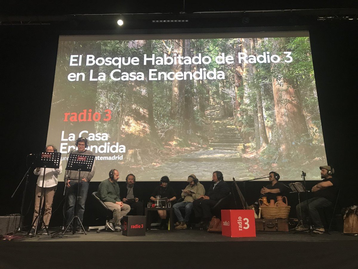 Imagina que, por una vez, los humanos dejamos de mirarnos al ombligo y ponemos (como ombligo común de la comunidad) un árbol hermoso, grande y longevo, que presidirá la plaza y nos desplazará del centro hegemónico.
#EcotopíasRadio3 
“Grandes árboles para el futuro”#IgnacioAbella