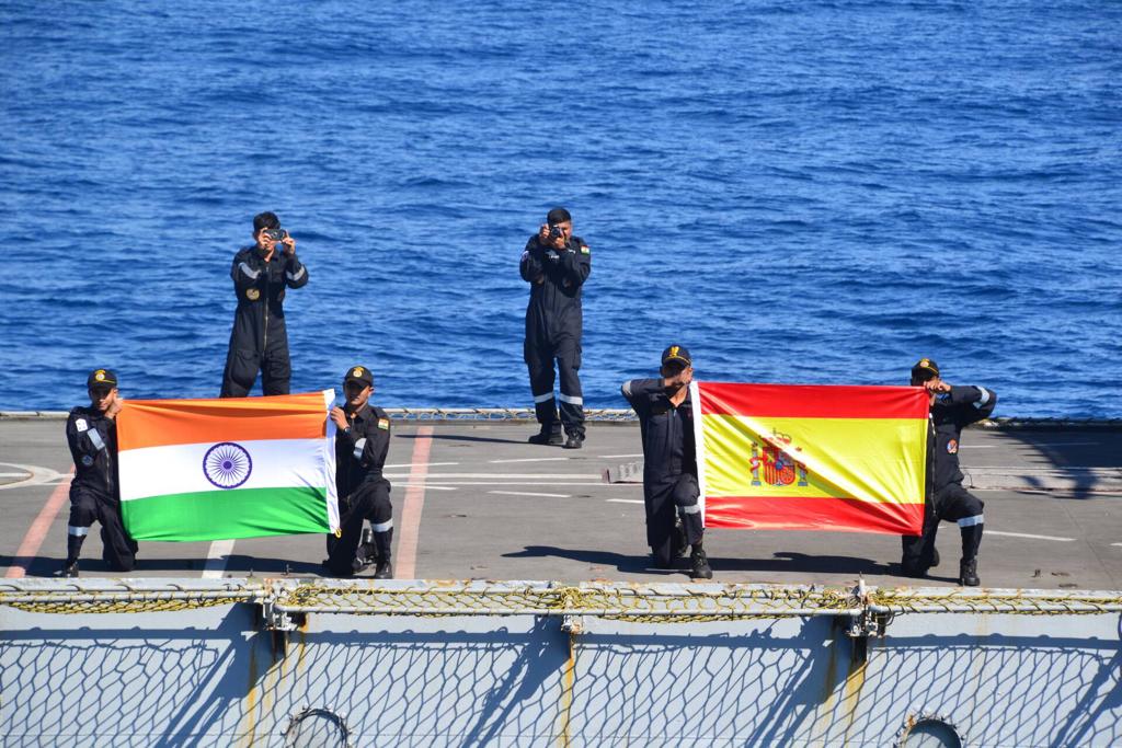 EMADmde's tweet photo. ¡Mejor cooperando juntos! 🤝 El Patrullero de Altura #Vigía de la @Armada_esp 🇪🇸 realiza maniobras en el sur de Baleares con la corbeta india 🇮🇳 #Sumdha #MOPS https://t.co/0SNEjCIaaW
