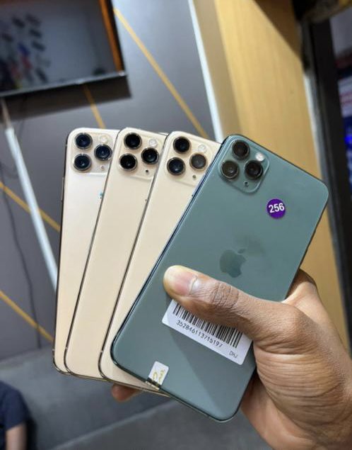YTefinio's tweet photo. Iphone 11 /11 pro available in all storages and shades https://t.co/jayj0Fhjm2