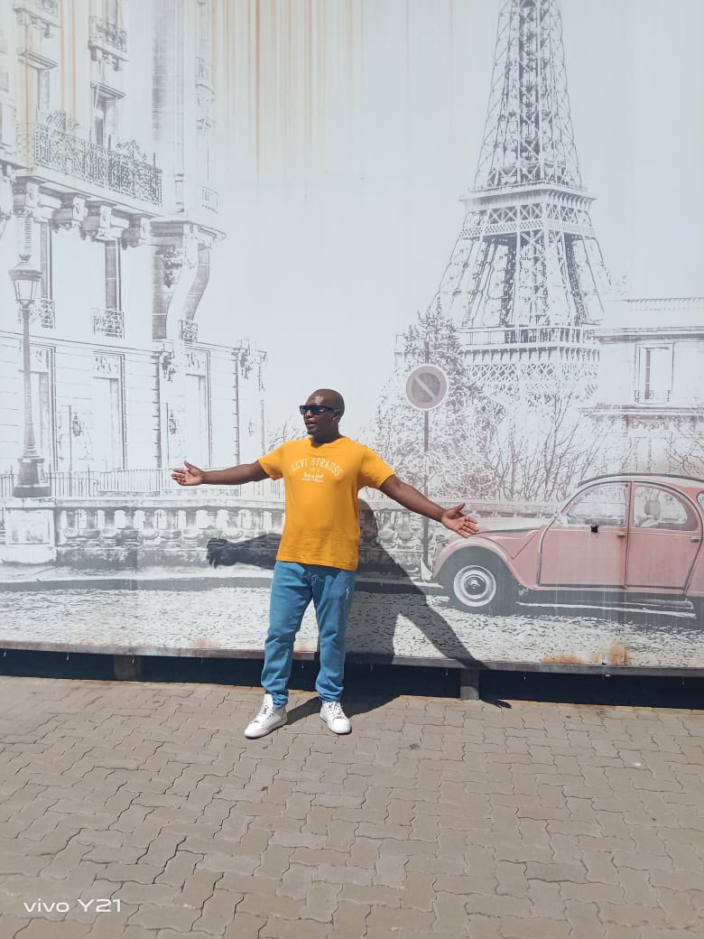 Tomdollah's tweet photo. Out and about https://t.co/3Li7GgiJVV