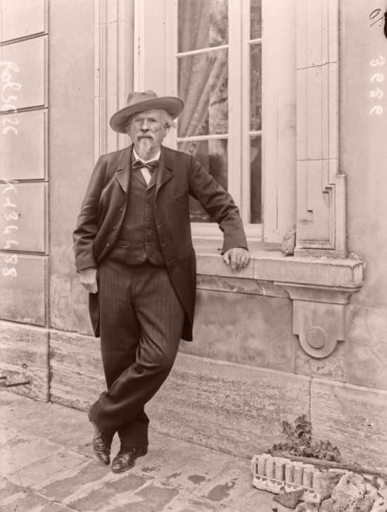NeumullerM's tweet photo. Lo brave Fredò, reviscolaire de la lenga occitana, mòrt lo 25 de març de 1914. Aquí apielat a la finestra de son ostau de Malhana. #fredericmistral https://t.co/BHGeg8E6rT