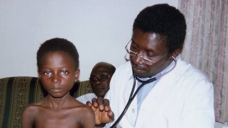 AfricaFactsZone's tweet photo. Ghana's Dr. Kwabena Frimpong-Boateng became the first black Doctor to perform a heart transplant in the world in Germany in 1983.

He served as Ghana's Minister for Environment, Science, Technology and Innovation from 2017-2021.

He is the President of the Ghana Heart Foundation. https://t.co/03w0YWYtDy