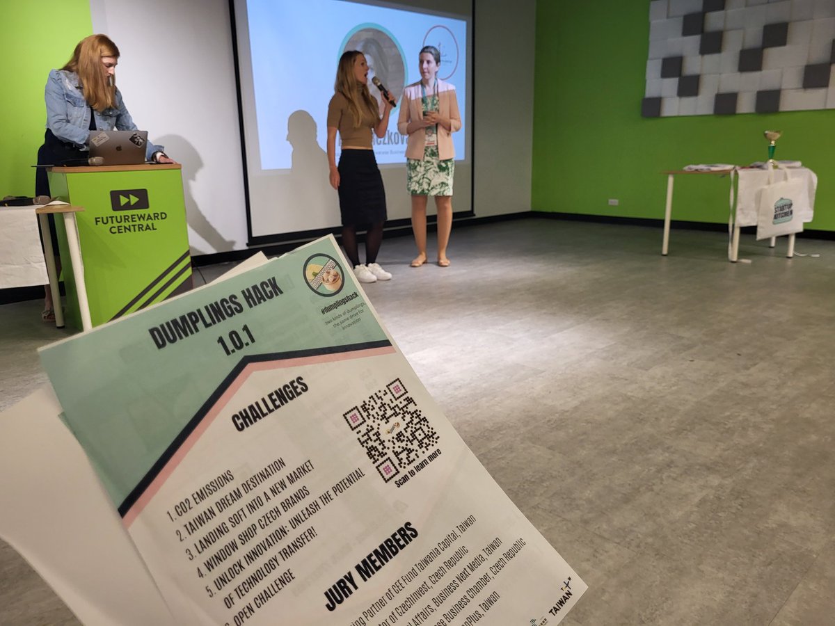 PetrOcko's tweet photo. Finále CZ-TW knedlíčkového ideathon aka #dumplingshack právě začíná v prostoru @futureward_tw #Taipei! Nejlepší týmy představí svoje projekty např. v oblasti redukce CO2, představení Tchajwanu jako destinace snů nebo podpory českých brandů ve světě.
@CzechInvest_CZ https://t.co/a4Yps8LSPt