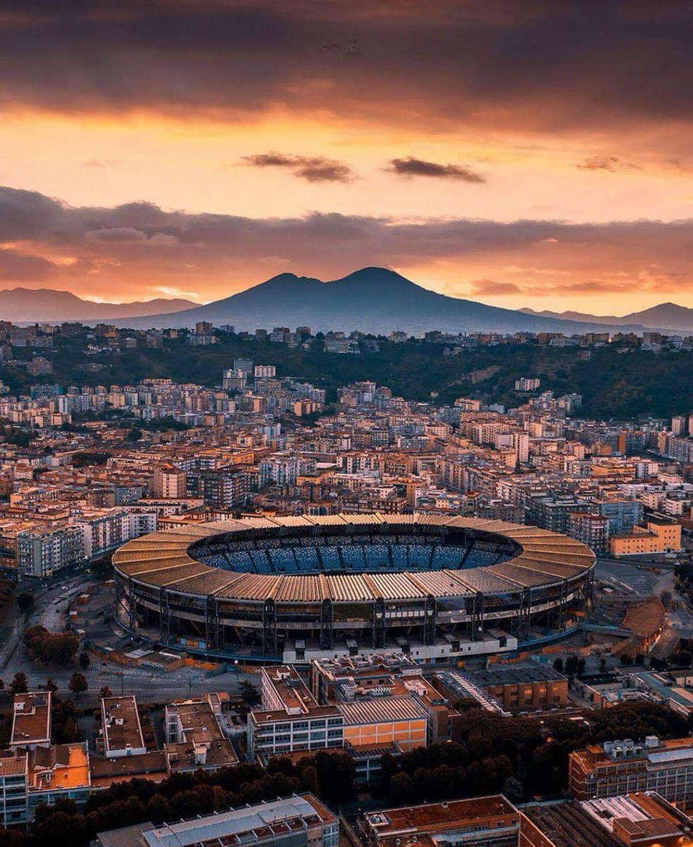 Ora vi spiego come essere ridicoli in due passaggi: 

1) Avellino e Salerno avvertono i napoletani: “Non provate a festeggiare qui lo Scudetto.”

2) Avellinesi e salernitani quando vanno all’estero:  “Eh si, siamo di Napoli”

Fine.

🎪 🎪 🎪
