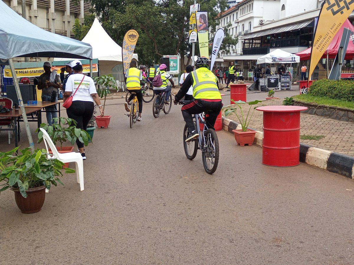 #KlaCarFreeDay 2023
@KCCAUG State Minister @kyofakabuye2  flagging off the cyclists 
#GreenCities 
#InclusiveCities 
#SustainableMobility 
#CleanAirForAll