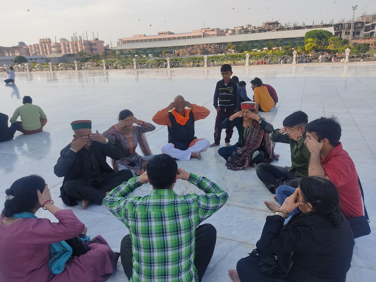 राजकाज कैसे चलेगा, शासन-प्रशासन कैसे चलेगा, उसके लिए संविधान है, लेकिन शासन प्रशासन के साथ-साथ 99% हमारे जीवन के वह घटक होते हैं, जो आत्म अनुशासन से चलते हैंI योगी बनो निरोगी बनो सहयोगी बनो उपयोगी बनो