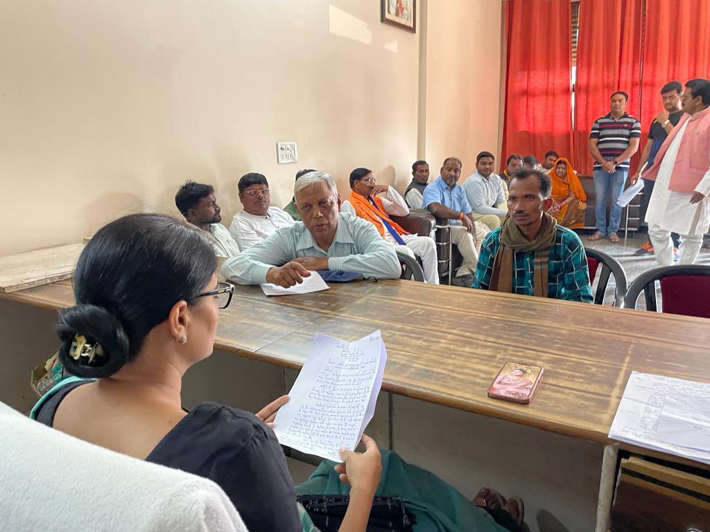 आज सांसद जनसंपर्क कार्यालय, सरदार पटेल चौराहा,भरुहना, मिर्ज़ापुर में आए हुए क्षेत्रवासियों से भेंटवार्ता कर उनकी समस्याओं का निराकरण करते हुए।
