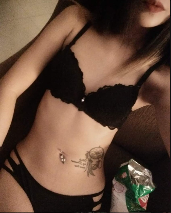 devistarthai003's tweet photo. Wanna Netflix and chill or do something else😉😘 https://t.co/xXtWYQ7I8b