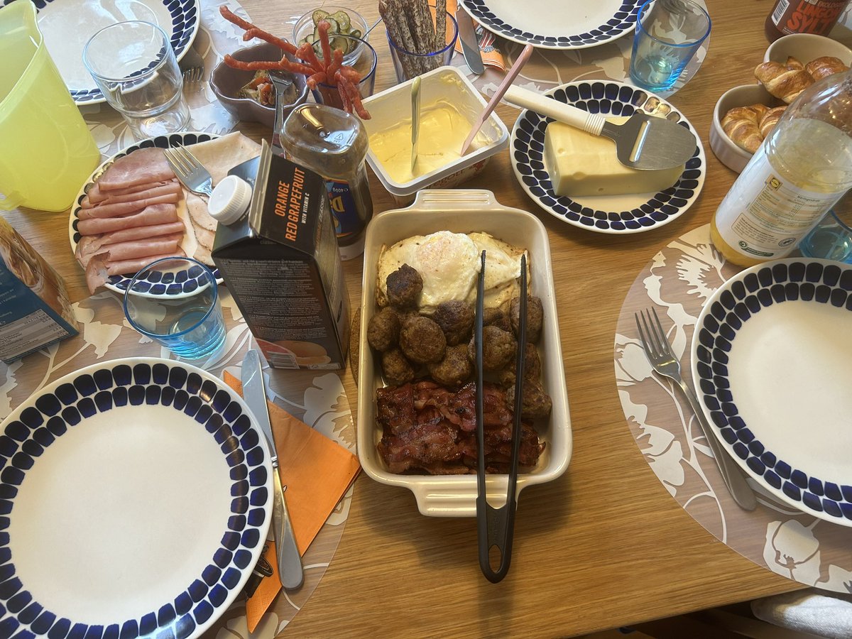 jespervarn's tweet photo. #frukostlunch #lunchfrukost #brunch #frunch med godsaker som nybakta croissanter, hemgjorda kötbullar, potatisplättar etc. Bacon och ägg och diverse ostar och chark. En god start på söndagen! ❤️ https://t.co/WvzBCV9IWR