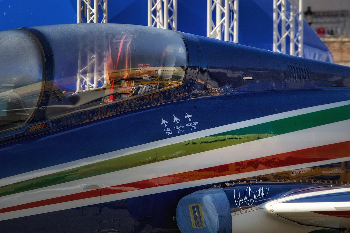 Il mock-up di pony 1.
Ben visibile lo storico evolutivo dei modelli utilizzati dalla PAN fino ad oggi.
@ItalianAirForce
#100anni #centenario
#aeronauticamilitare100
#airforceexperience
#aviation #PAN
#freccetricolori #italianairforce
#latuasquadrachevola