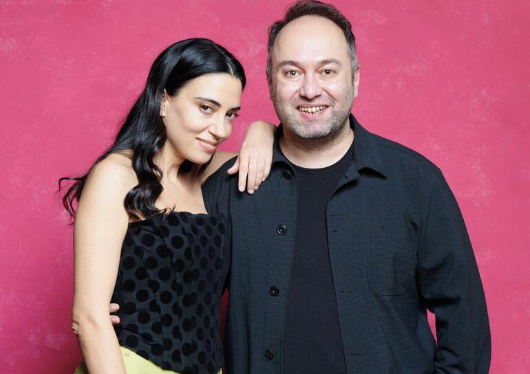 Ceren Karakoç; “Nursema Amerika’da okumuş bir kadın. Erkek kardeşleri sevdiği kadınlarla evlendirilmiş, mutlu olmuşlar ama o sevdiği erkekle konuşamadı bile babasının karşısında. Ve evlendiği gece tanımadığı bir adamdan şiddet gördü, aşağı atıldı. Bunu Türkiye’de birçok kadının