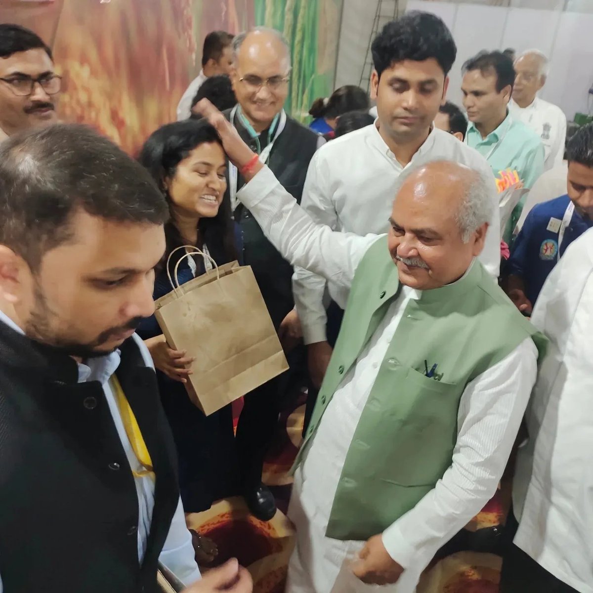 nutraahaar's tweet photo. It was a proud moment to meet our honourable Agriculture Minister, Shri @nstomar at the G20 Global Millets (Shree Anna) Conference and share our venture- Nutraahaar with him.
@iym2023.

#InternationalYearOfMillets #agricultureminister #milletconference https://t.co/NFmVVhOk57