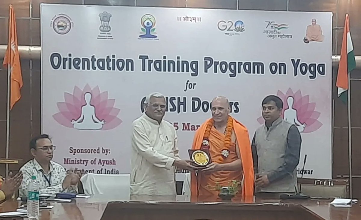 bharatyogaa's tweet photo. Gurudev @yogamok established the oneness of #Ayurveda &amp; #YogSadhna while addressing the #Yoga Orientation Program for #MedicalProfessionals frm different states at #GurukulKangariUniversity #Hardwar &amp; distributed certificates to participants. 

#Yoga #Wellness #Health https://t.co/SH4Y2wQRw6
