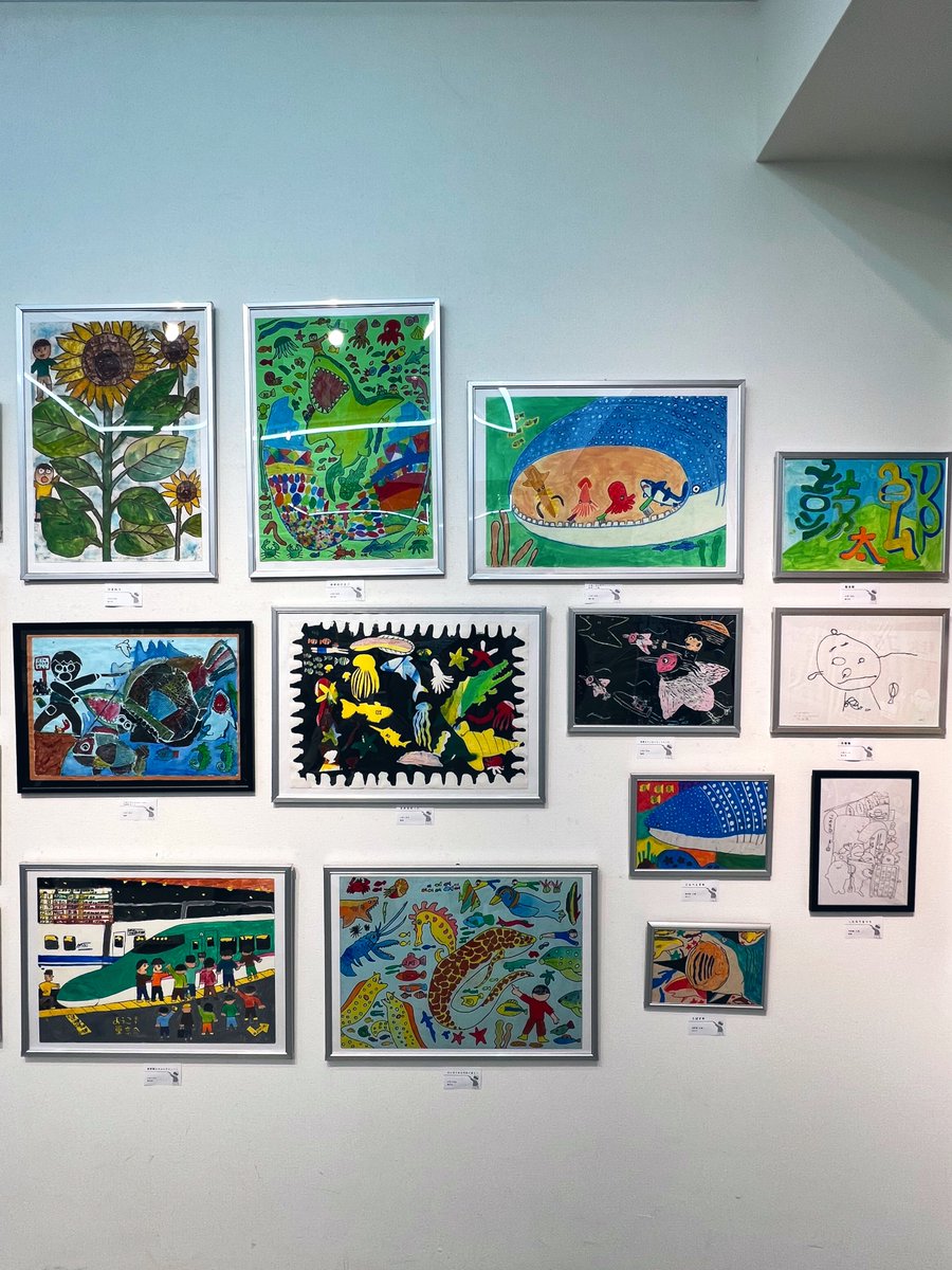 絵本やひらがなシリーズの展示。これだけ引き伸ばしても隅々までじっくり見たくなる描き込みにびっくり。

幼少期の作品の展示も。昔から絵を描くことや緻密な空想世界を考えるのが好きだったことがひしひし感じられた。 https://t.co/ouwqyZljNx