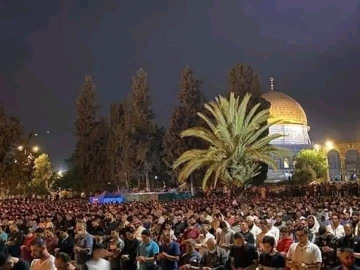 اسلام کی فطرت میں قدرت نے لچک دی ہے اتنا ہی یہ ابھرے گا جتنا کہ دباؤ گے, بیت المقدس میں تراویح  کے روح پرور مناظر...♥️ 

#الاقصی_فی_قلوبنا ❤️