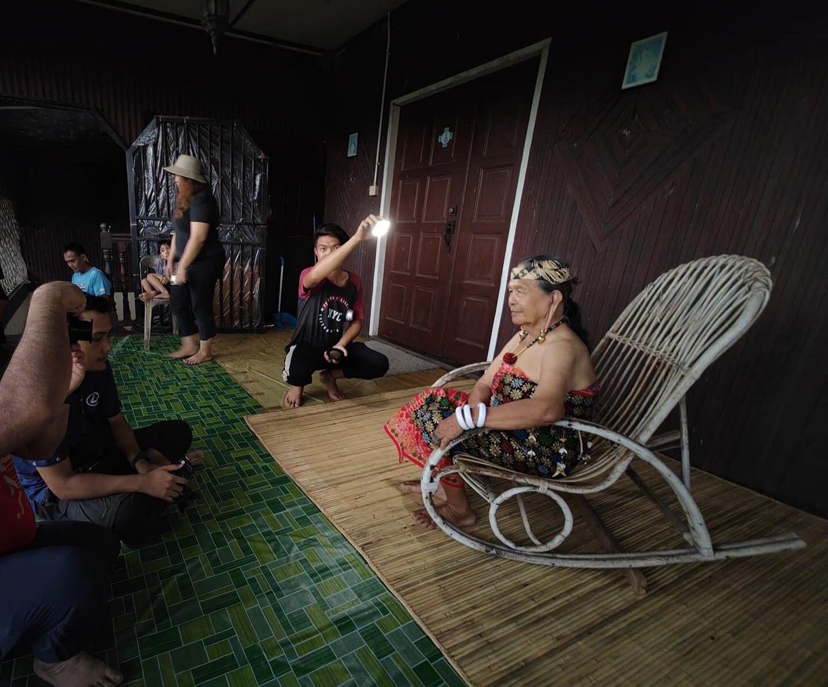 yusufffffffff_f's tweet photo. Masyarakat kaum Kenyah di Ulu Baram,
Miri Sarawak
.
Kali ni lighting aku menggunakan torch light. Disebabkan speedlight dah habis bateri, jadi kita pakai apa yang ada je. Gambar sebelah ada ilustrasi behind the scene kami.
.
#sarawak #kenyah https://t.co/rFvRU5Fk26