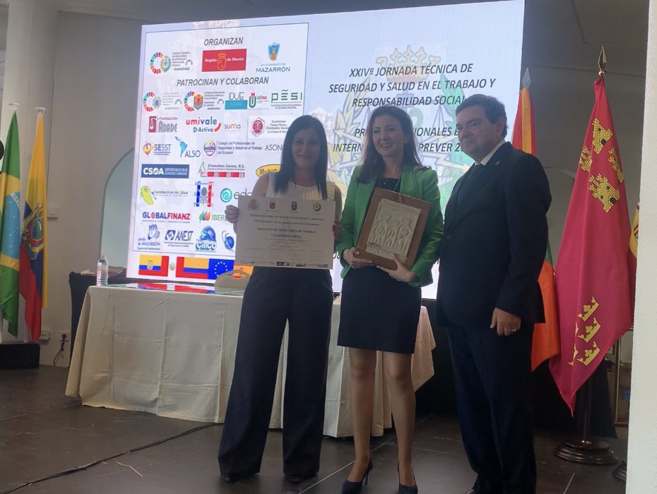 instrabajoyss's tweet photo. De parte de todas las personas que formamos parte del Sindicato de Inspectores de Trabajo y Seguridad Social, queremos agradecer al Consejo General de Relaciones Industriales y Ciencias del Trabajo, por el premio #Prever concedido por fomentar la prevención de riesgos laborales. https://t.co/oTvpQ0obaA