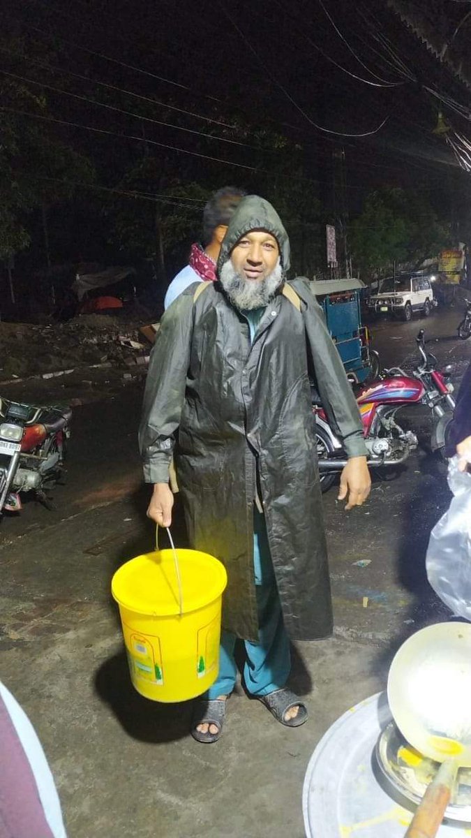 taahaa_'s tweet photo. Besides the rain our workers are providing #SehriSubKLiye to the deserving. A click from Lahore team. https://t.co/U5NcgjHl9N