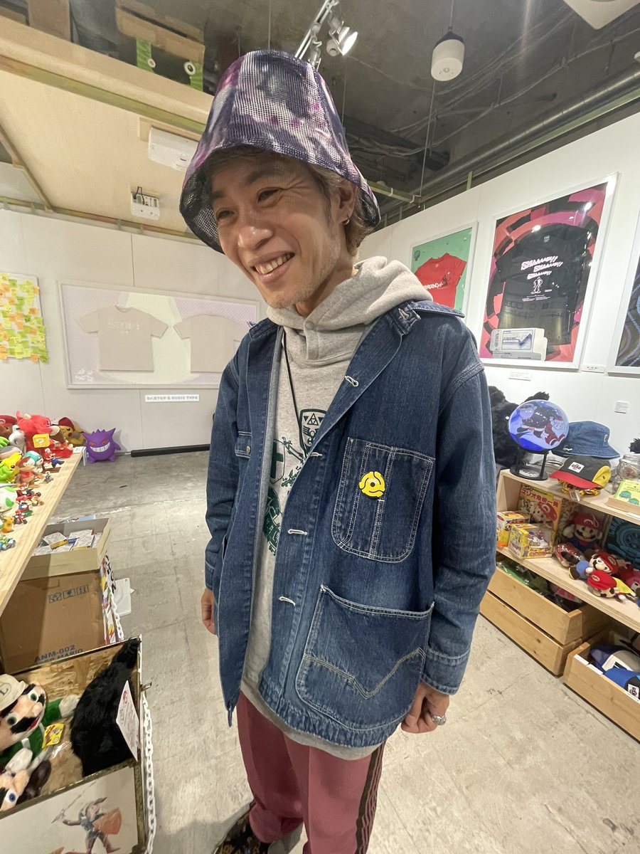 yallrocksick's tweet photo. そして、お土産にYVKY 7inch アダプターバッジを配るなど。
#謎の店
#THUNDERBOX
#DJフクタケ
#YVKY #ヤバイブ
#editmode
#THEKINGOFGAMES
#ナオヒロック
#osteoleuco https://t.co/DJuIlhbhMD