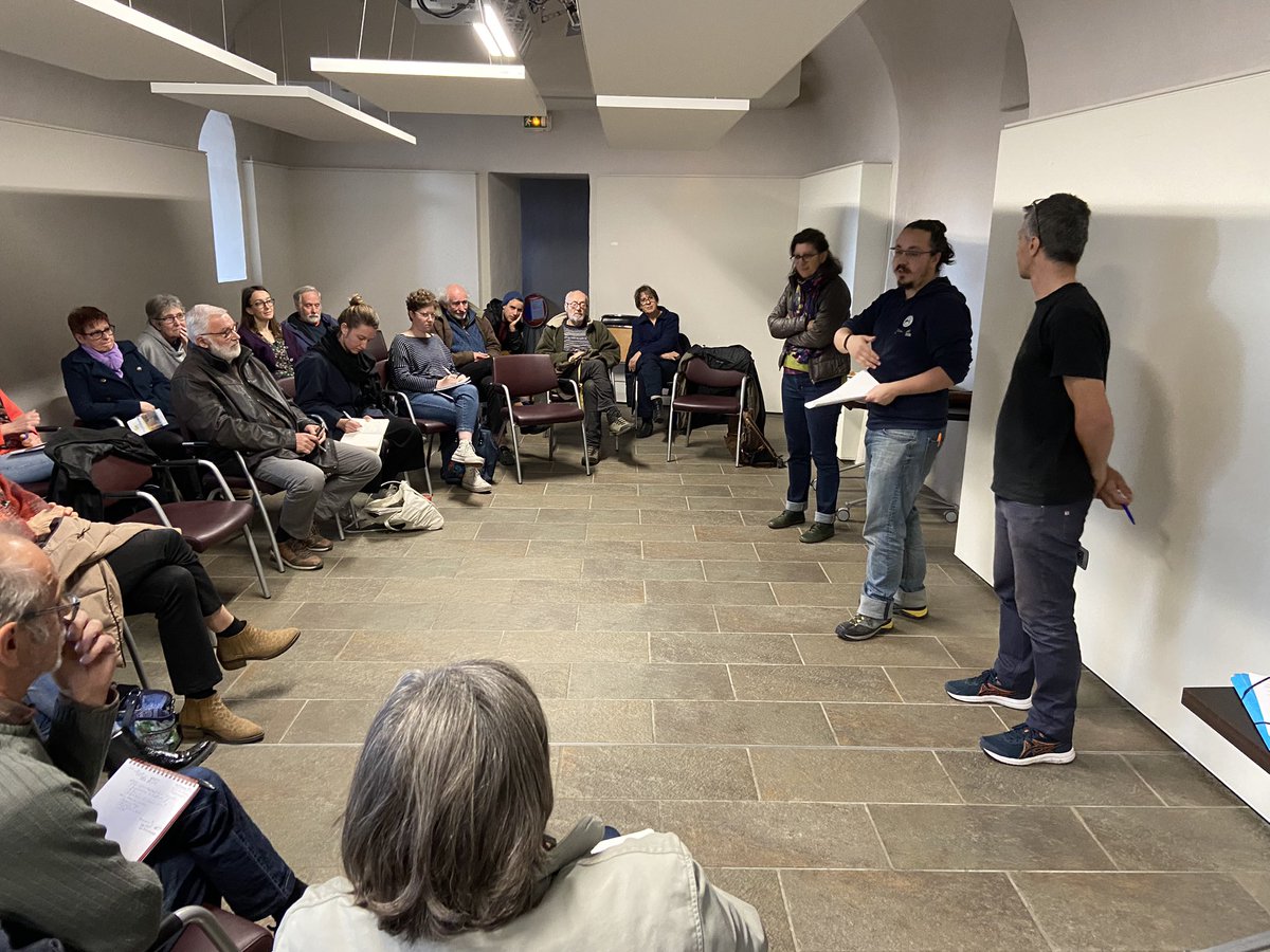 LeRoseau63's tweet photo. Chouette moment lors de notre AG. On était près d’une trentaine de personnes. L’occasion d’échanger sur le bilan de l’année et nos perspectives avant une déambulation collective sur la @FSarlieve et des ateliers de réflexion sur notre projet #bec63 @BrunoCorbara @tramoroscar_ 🤩 https://t.co/zi8zx9A9P7