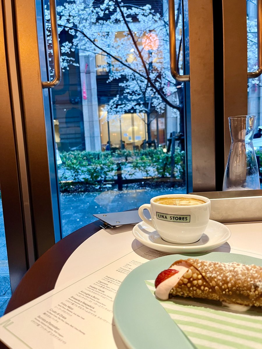 splencoffee's tweet image. 今日のコーヒータイムは出来たばかりのお店で女子力高めに☕✧
イタリアスイーツのカンノーロとカフェラテ🇮🇹✨️

#linastores #カンノーロ