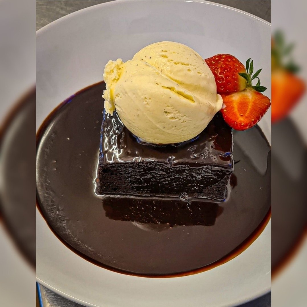 ❤️ A brownie a day keeps the stress at bay 😋

Homemade chocolate brownie with chocolate sauce & a scoop of vanilla ice cream 🥰 

#pubsmatter #SaveOurHospitality #SaveYourLocal #shoplocal #swanonthegreen #supportyourlocal #dreamingofsunnierdays #swanonthegreen 
#hospitality