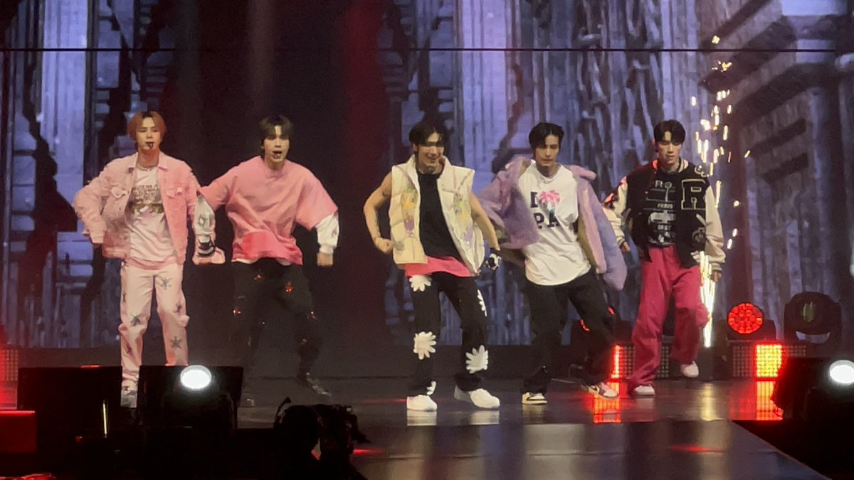 philconcerts's tweet photo. WAYV HAS COME 🔥 #WayV_Phantom_in_MANILA @dnmentph https://t.co/rpJTGUDgRV