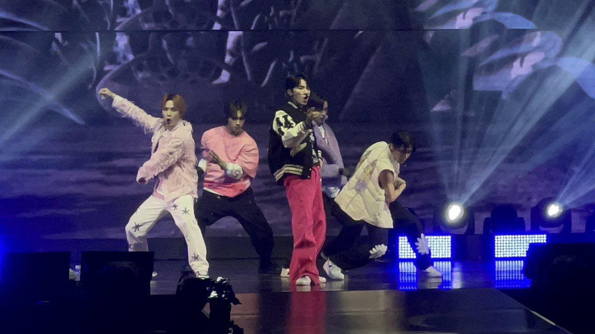philconcerts's tweet photo. WAYV HAS COME 🔥 #WayV_Phantom_in_MANILA @dnmentph https://t.co/rpJTGUDgRV