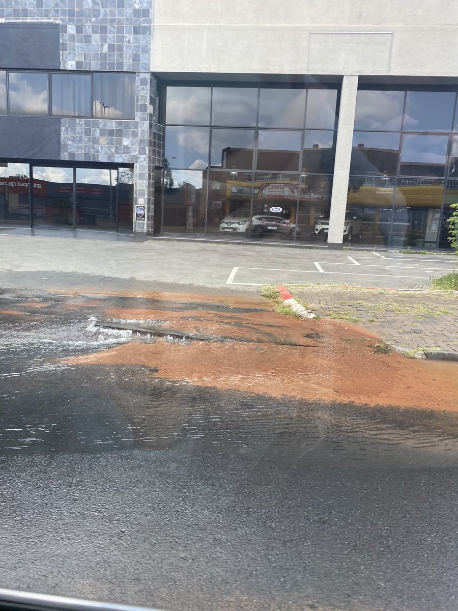LindiJSmith's tweet photo. @JHBWater burst pipe on Bram Fischer Drive close to Burke Street https://t.co/PSmAZt0JZ1