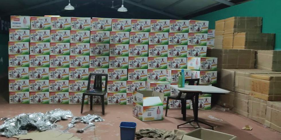 Anjan94150697's tweet photo. KARNATAKA BREAKING:
#BribeForVotes: GST officers Seized ₹3crores worth goods in Byatarayanapura.
The Siezed Goods belongs to Jakkuru Ward BJP Corporator Munendra Kumar who is eyeing to contest from Byataraynapura in 2023. Mr Kumar's Photos are on Goods.
#KarnatakaElection2023 https://t.co/i5JTywgao2