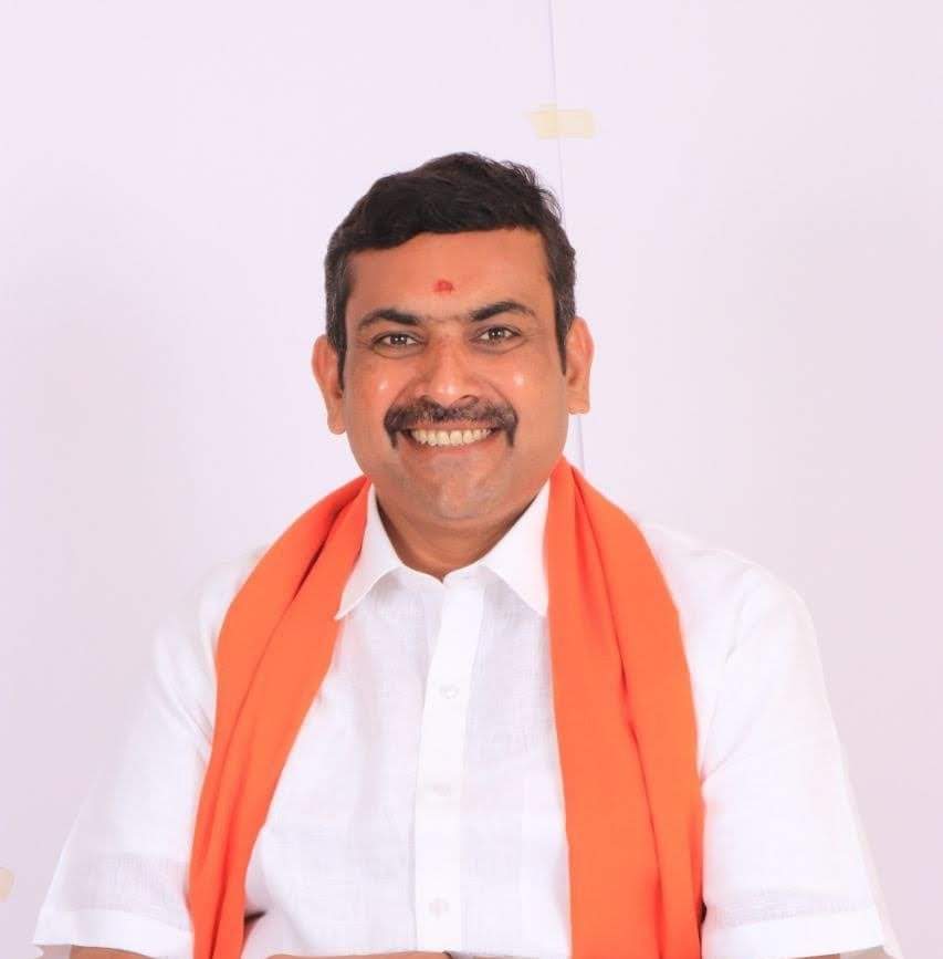 Anjan94150697's tweet photo. KARNATAKA BREAKING:
#BribeForVotes: GST officers Seized ₹3crores worth goods in Byatarayanapura.
The Siezed Goods belongs to Jakkuru Ward BJP Corporator Munendra Kumar who is eyeing to contest from Byataraynapura in 2023. Mr Kumar's Photos are on Goods.
#KarnatakaElection2023 https://t.co/i5JTywgao2