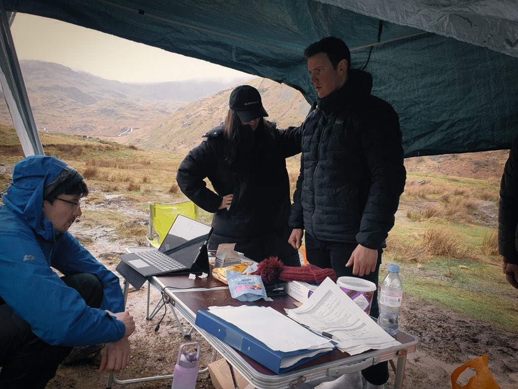 Just your average #GirlInSTEM - working hard to boost morale during a rainy #EMG data collection day in the Lake District 🤩

Accepts payment in snacks if you need her to help with your upcoming projects 

See below for bonus post-working girl content 🥹