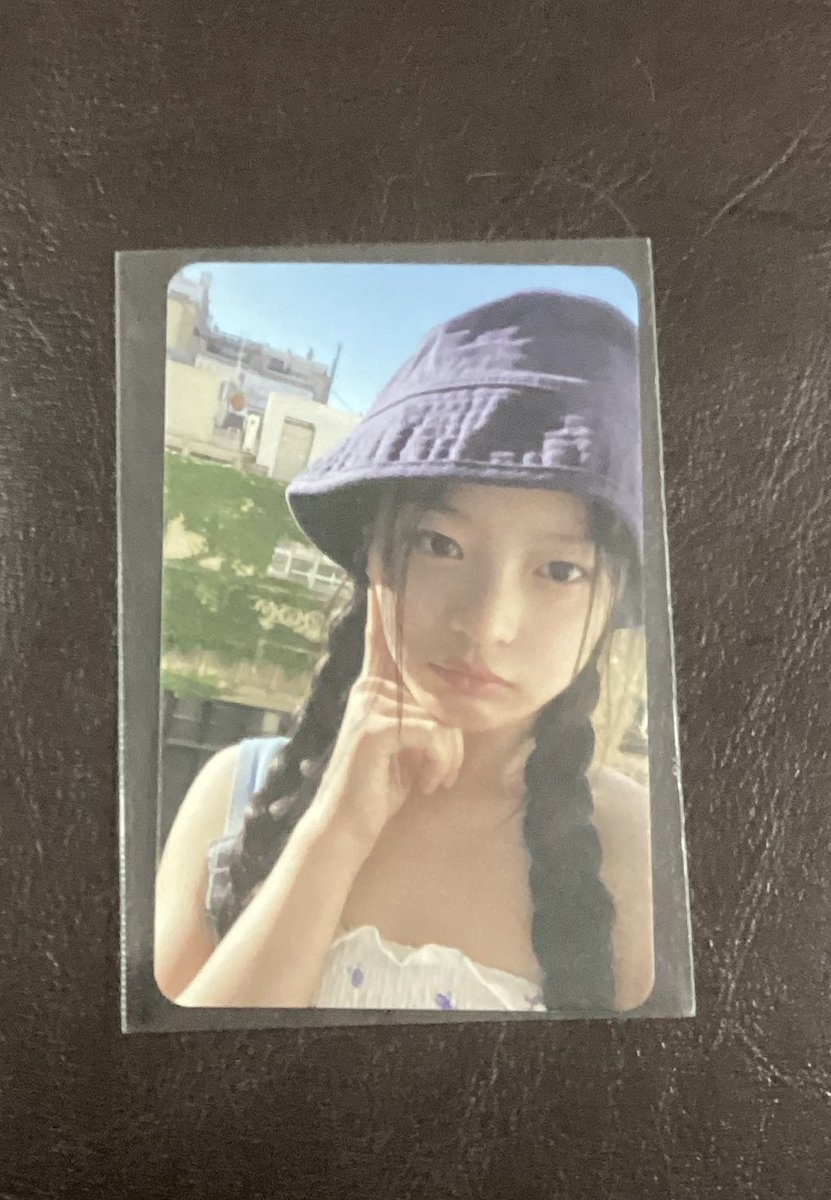 love777hi's tweet photo. มีใครสนใจไหมค่ะ🙌🏻
🙀ปล่อยน้องฮันนิหมวกฟ้า \ ราคา200฿คับ🫶 รวมค.ส แล้ว

❌เค้าไม่สะดวกปลายทางนะค้าบ🚫
             😿ใครสนใจเดมมาเลยค่ะ💗
#NewJeans #ตลาดนัดnewjeans #ขายการ์ด https://t.co/v08jQpV5si
