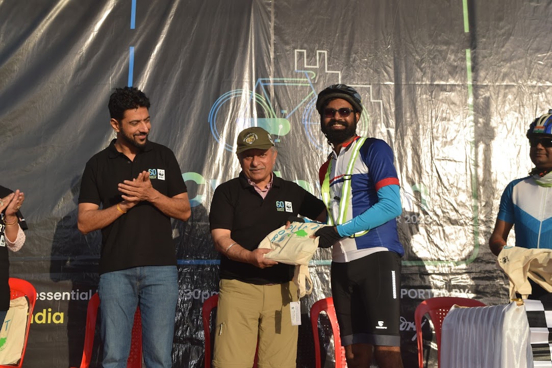 Chiragshah3088's tweet photo. Earth Hour Cyclothon @WWF executed by @BYCSIndia &amp; wheels &amp; Barrels more than 200 people participated. Celebrity Chef @ranveerbrar flag off this event. 

Thank You @DrBhairrviJoshi @Matrushri @Shalini48414251 @siddharth_shah4 @Sarbpreet https://t.co/c91AB9Inky