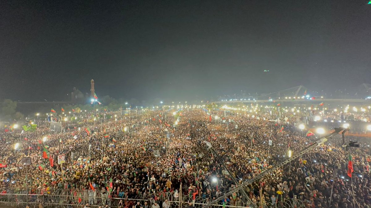 غیرقانونی گرفتاریاں، جبری گمشدگیاں، جعلی مقدمات، راستوں کی بندش اور ظلم و تشدد بھی قوم کو اپنے قائد سے دور نہ کرسکی، پی ڈی ایم والو! اگر کوئی بیانیہ دینا ہی ہے تو سب مل کر ایسا اجتماع کرکے دکھاو، تمہیں لگ پتا جائے گا کہ تم کتنے پانی میں ہو۔
#جلسہ_نہیں_ریفرینڈم_ہے