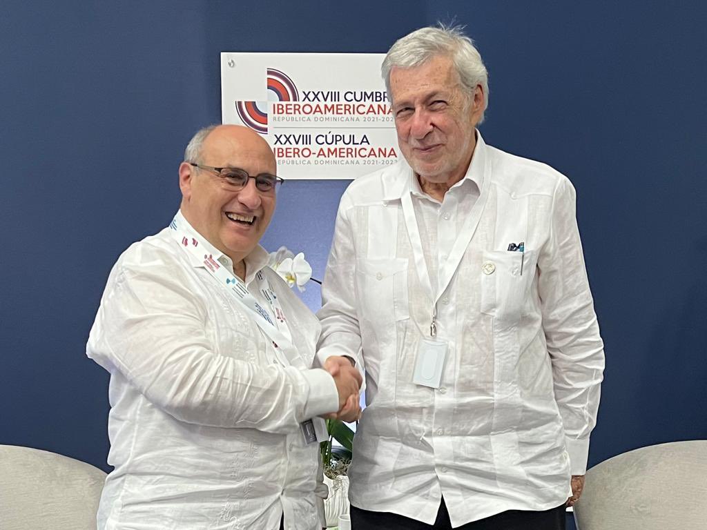 Tuve una constructiva reunión con el Ministro de Relaciones Exteriores de Chile <a href="/AlbertoKlaveren/">Alberto van Klaveren</a> durante la #CumbreRD2023.
Le expresé toda nuestra disposición de apoyo técnico para abordar los retos en el actual contexto migratorio.