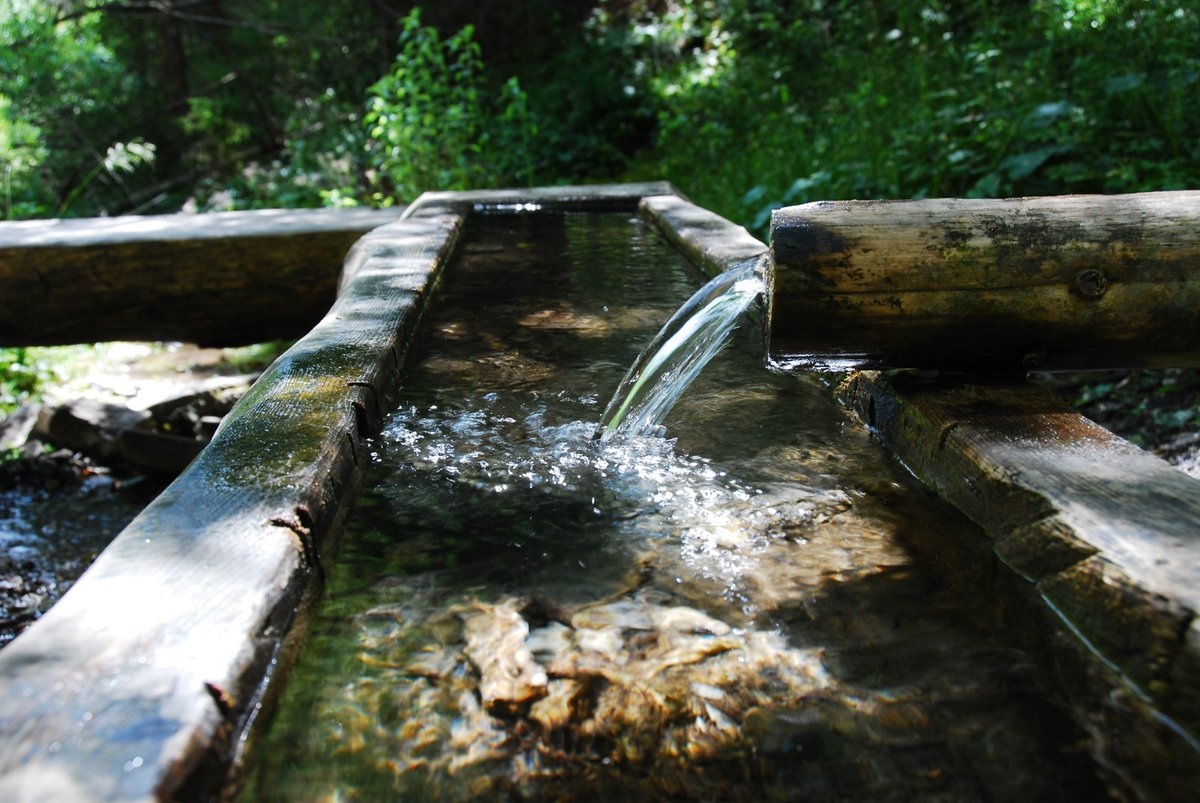 AECID_es's tweet photo. En #AguaUrbana💧se trabaja en la sostenibilidad de los servicios de abastecimiento de agua potable en áreas urbanas 🏙️ ubicadas en zonas expuestas al #cambioclimático, con atención particular sobre el acceso al agua de las poblaciones más vulnerables. #AECIDAgua #AECIDClima https://t.co/OK8oDYmKh1