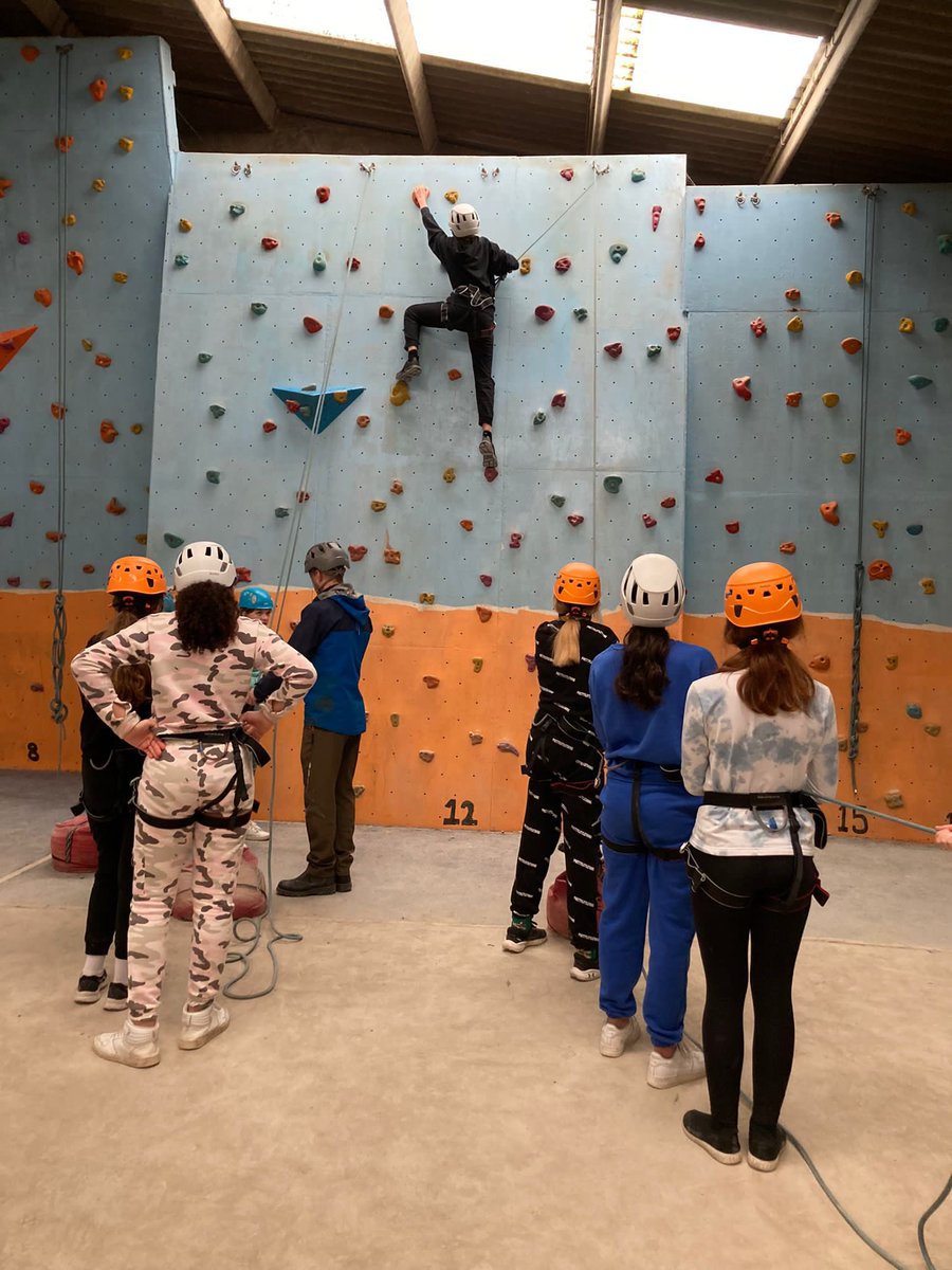 Cymraeg_StCyres's tweet photo. Wal ddringo nesaf i grwp 4 🧗 https://t.co/FtfBiLJhh3