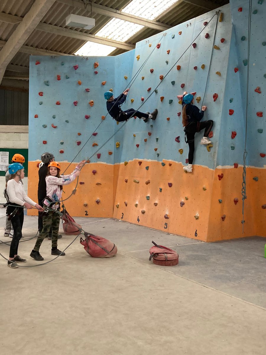 Cymraeg_StCyres's tweet photo. Wal ddringo nesaf i grwp 4 🧗 https://t.co/FtfBiLJhh3
