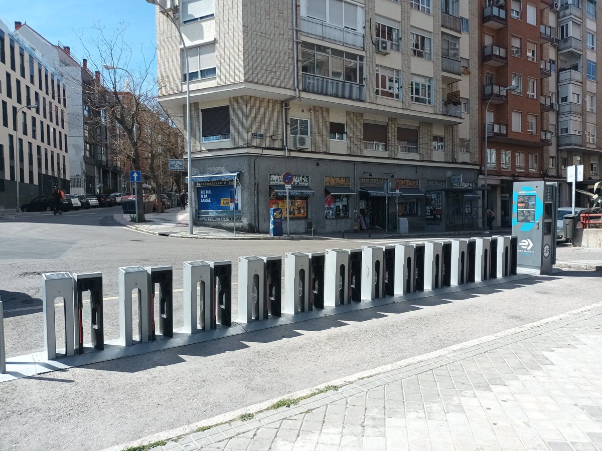 🚨El desastre de gestión de Almeida con Bicimad está sobrepasando todos los límites. Las quejas, fotografías de estaciones vacías o los datos de 0 bicis disponibles son tan abrumadores que hay indicios para pensar que ha hundido el servicio de bicicletas eléctricas.