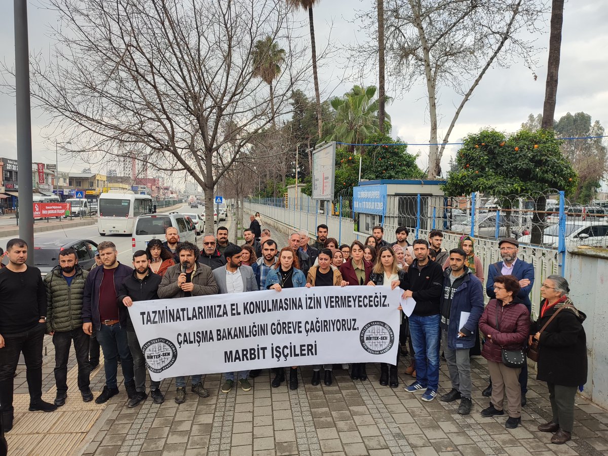 ekmekvegul's tweet photo. 👁‍🗨Bu sefalet ve kölelik düzeni birleşirsek değişir 

Mar&amp;Bit Konfeksiyon'da çalışan işçiler kazandı 💪 290 işçi tazminatsız işten çıkarılmıştı.  @birlesiktekstil ile haklarının gasbedilmesine karşı direnişe geçen #MarBit işçileri tüm haklarını alacak

https://t.co/s86dtiTSSL https://t.co/t6HPEQ76Y7