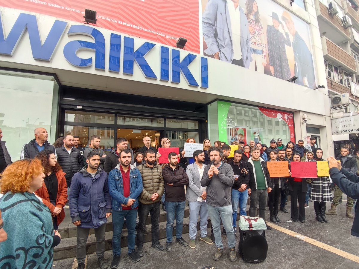 ekmekvegul's tweet photo. 👁‍🗨Bu sefalet ve kölelik düzeni birleşirsek değişir 

Mar&amp;Bit Konfeksiyon'da çalışan işçiler kazandı 💪 290 işçi tazminatsız işten çıkarılmıştı.  @birlesiktekstil ile haklarının gasbedilmesine karşı direnişe geçen #MarBit işçileri tüm haklarını alacak

https://t.co/s86dtiTSSL https://t.co/t6HPEQ76Y7