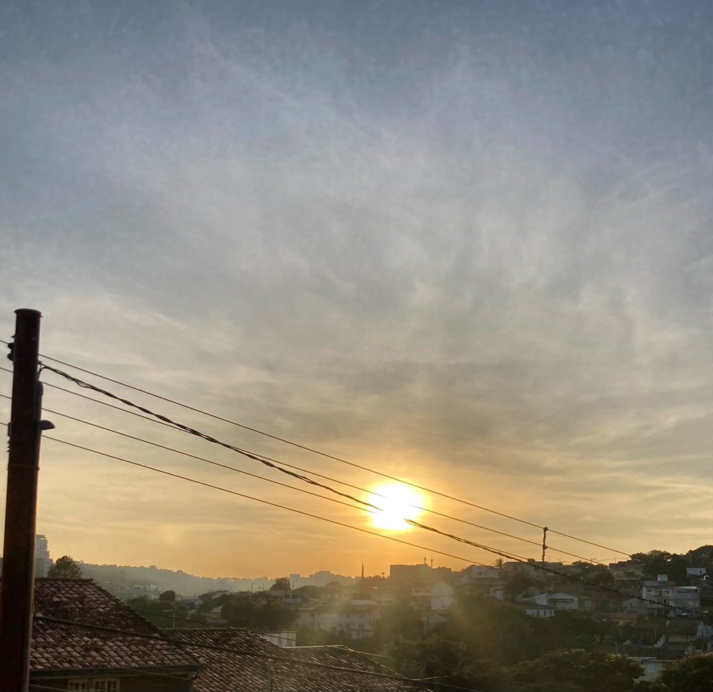 rafaelporcari's tweet image. Entre os #fios, o #sol surge para esquentar nossos #corações.
Que #hoje seja melhor do que #ontem e pior do que #amanhã.
📸
#FOTOGRAFIAéNOSSOhobby
#amanhecer #morning #sun #sky #céu #natureza #horizonte #fotografia #paisagem #landscapes #inspiração #mobgrafia #XôStress #nuvens