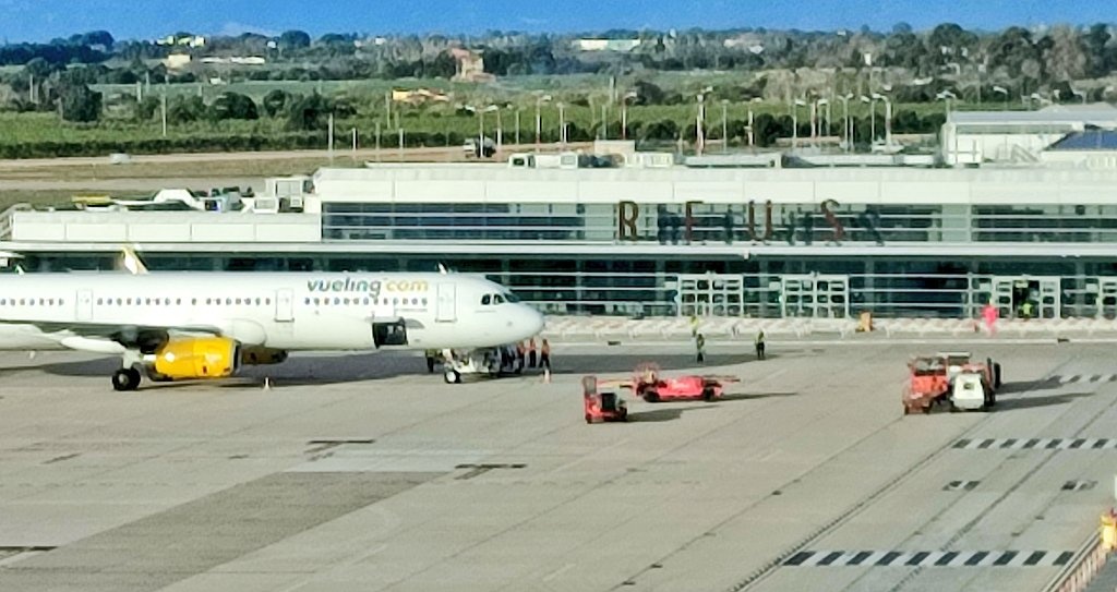 controladores's tweet photo. Estrenando la temporada de vuelos comerciales en #Reus con bautizo de Vueling operando con Paris-Orly. #Trabajoenequipo https://t.co/C68ZjChC0t