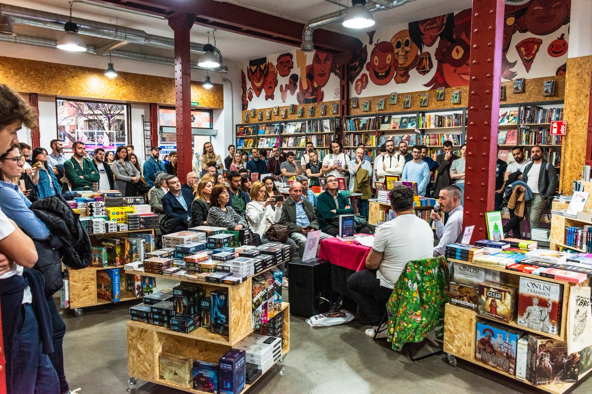 charlsblond's tweet photo. Ahora que he dormido dieciséis horas seguidas y digerido un poco todo lo que pasó el viernes, solo puedo decir GRACIAS a todas las personas que vinieron a la presentación de 'Los niños elegidos' y fueron tan cariñosas y compasivas con mis infinitos nervios 🥹💜 https://t.co/PiSlCeNozl